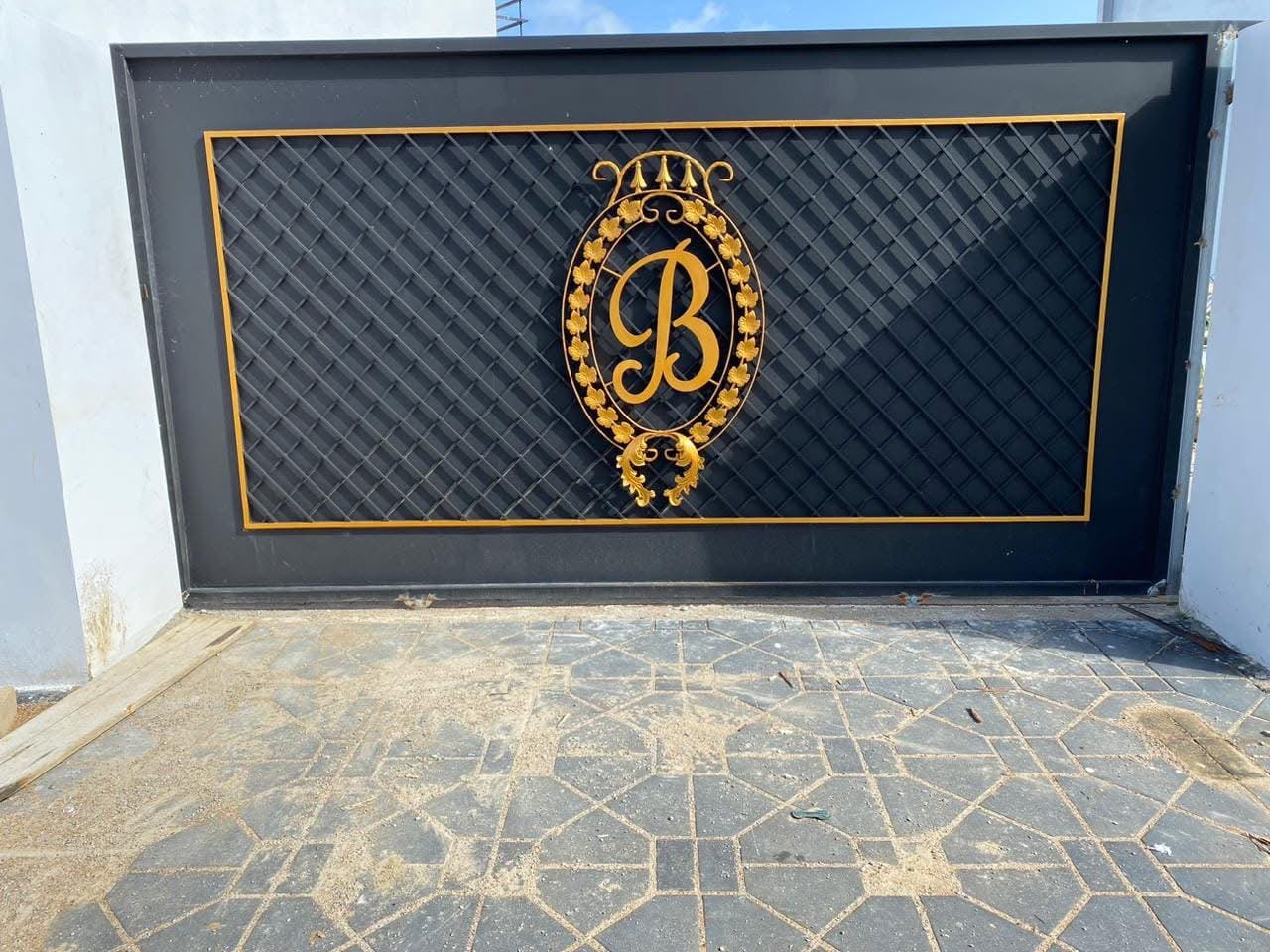 Monogram poort