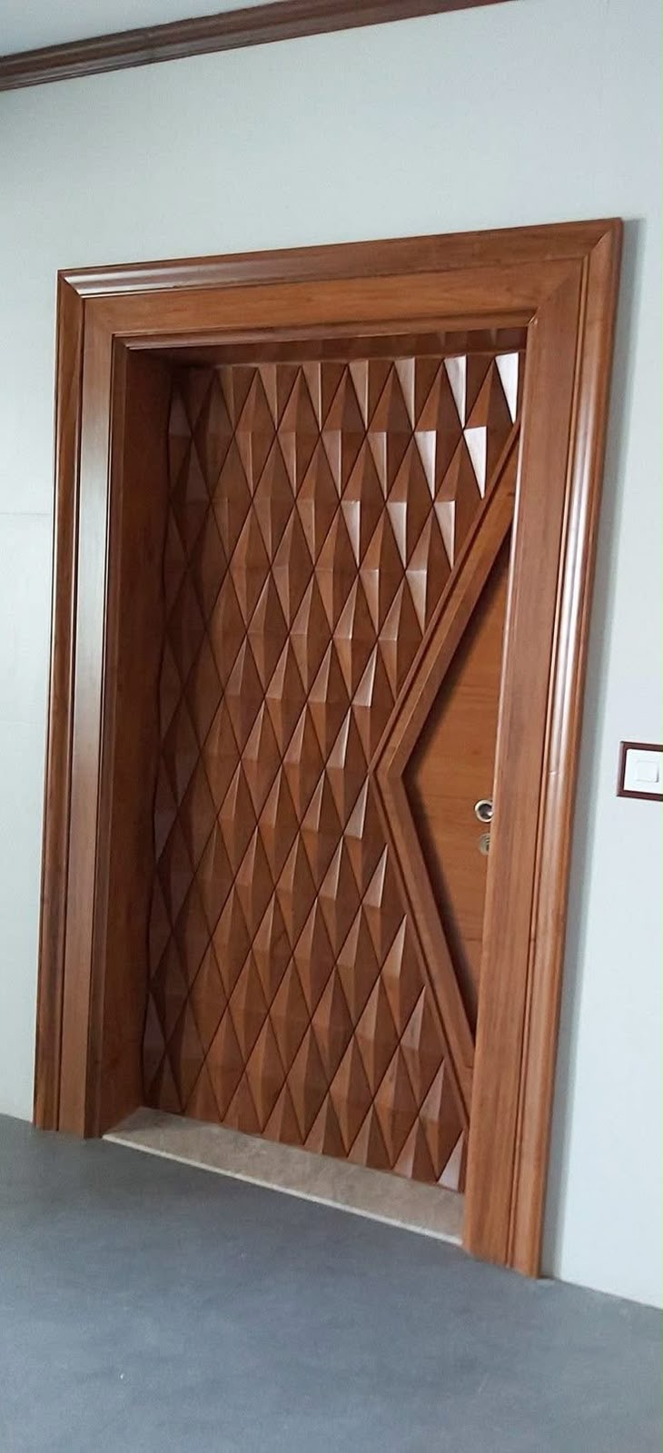 Houten voordeur met diamant-textuur