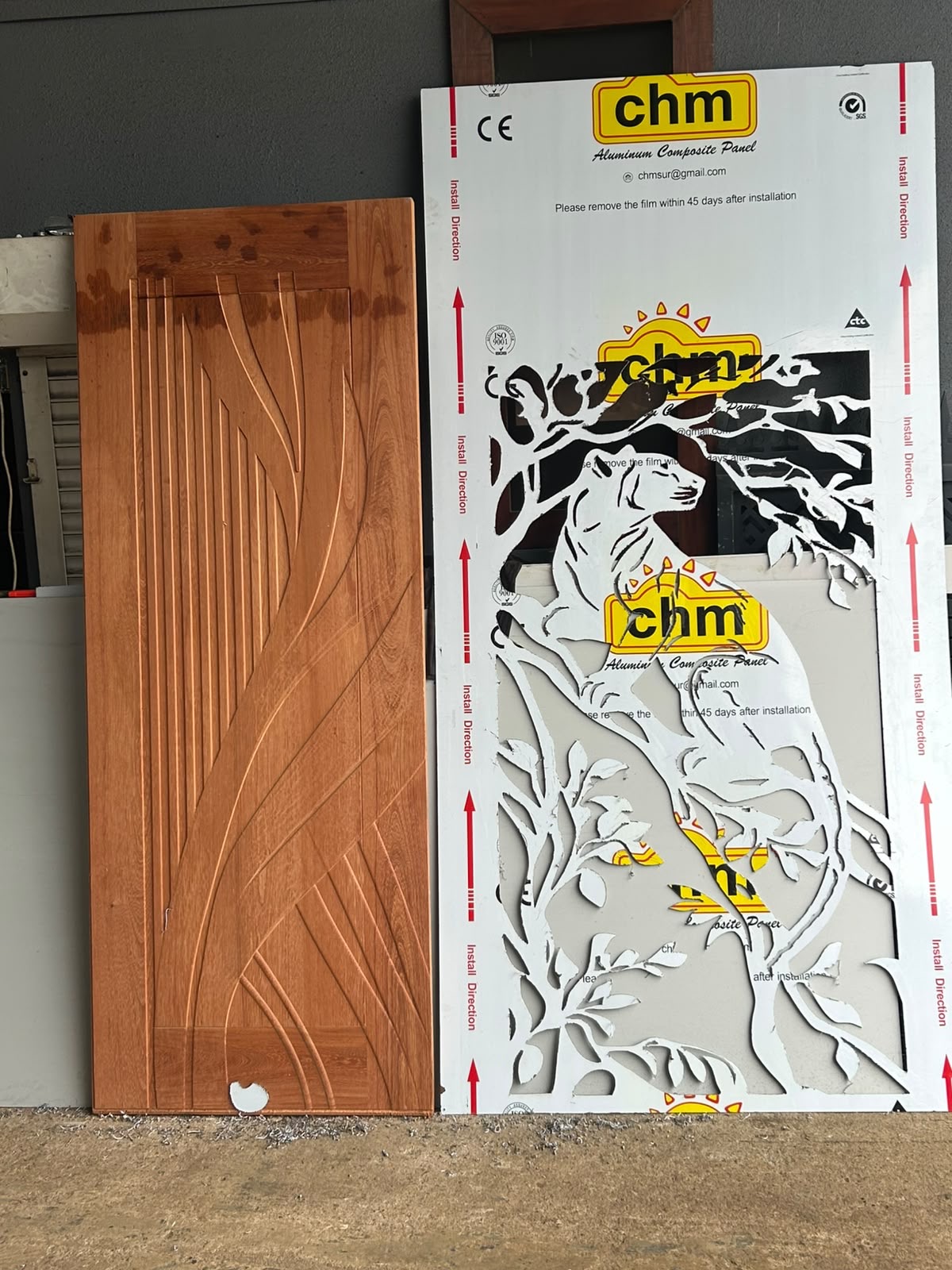 Houten deur naast CNC-gesneden paneel